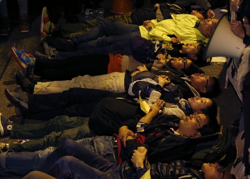 Hong Kong'da gösteri alanları boşaltıldı