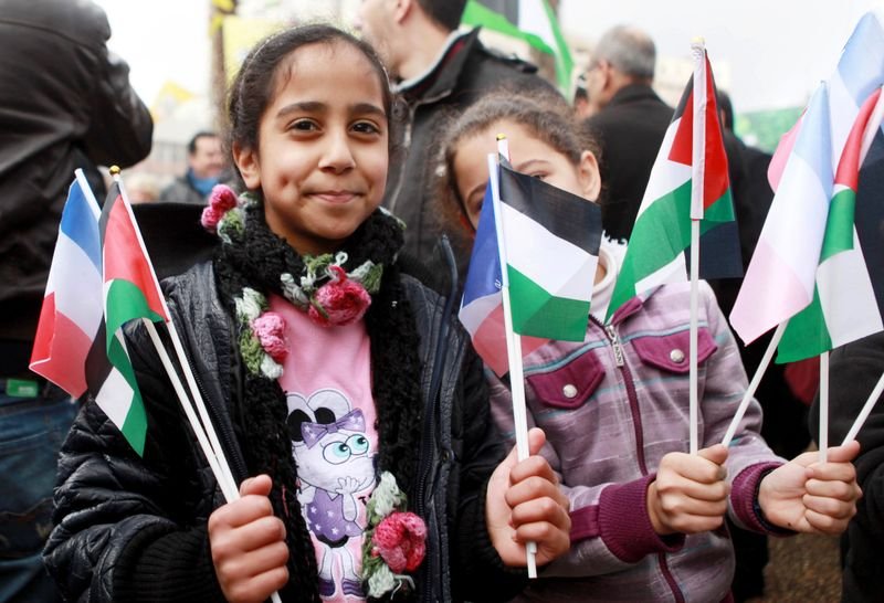 Paris'te binlerce kişi teröre karşı toplandı