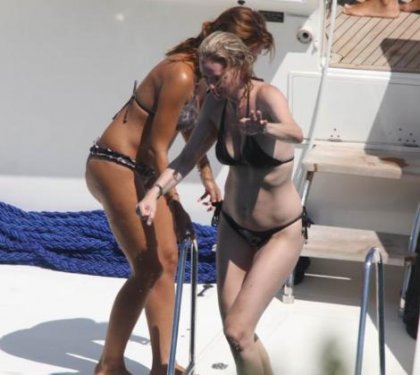 Cem Uzan'ın eski eşi genç sevgilisiyle tatilde