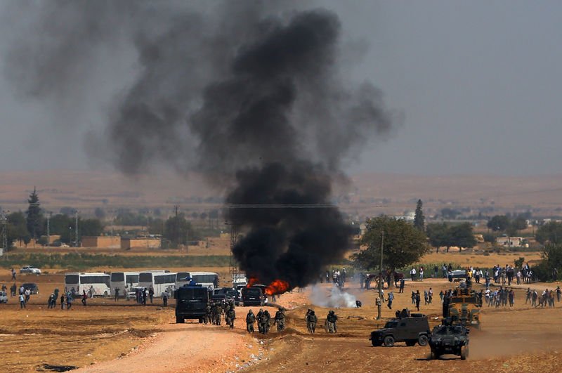 Kobani'ye gitmek isteyen grup askerle çatıştı