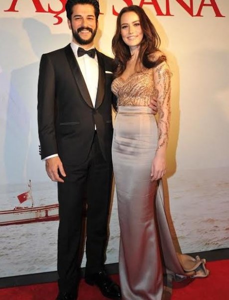 Fahriye ile Burak galaya el ele geldi