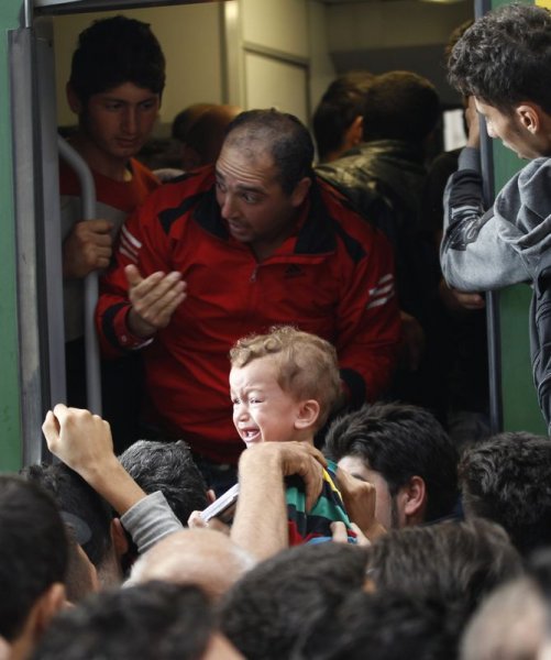 Macaristan'da mülteciler trenlere akın etti