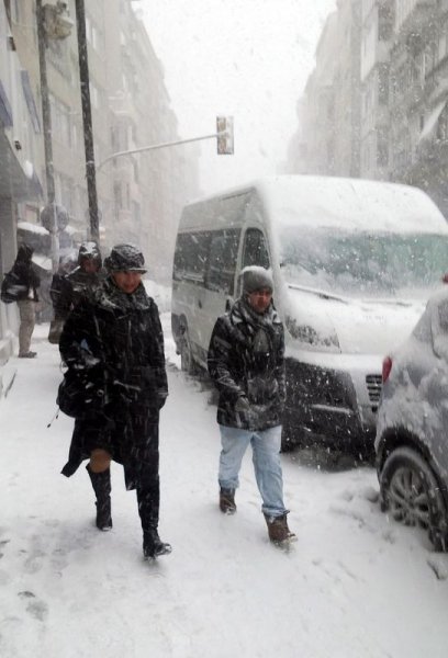 İstanbul'da kar yağışı hayatı olumsuz etkiledi