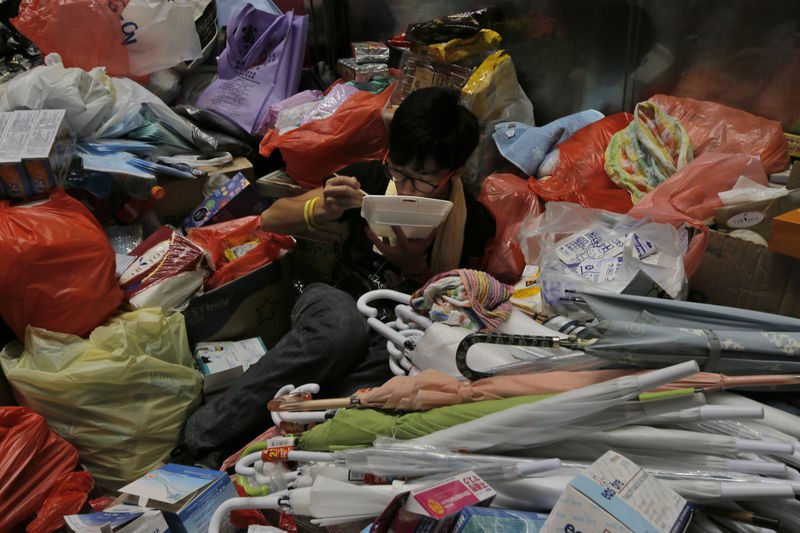 Hong Kong'da Şemsiye Devrimi sürüyor