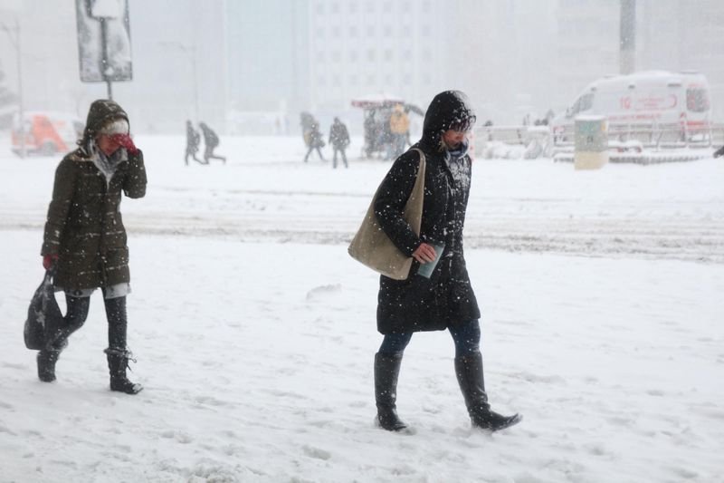 İstanbul'da kar yağışı hayatı olumsuz etkiledi