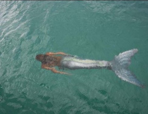 Hannah kendini deniz kızı sanıyor