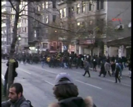 BDP'liler Taksim'i savaş alanına çevirdi