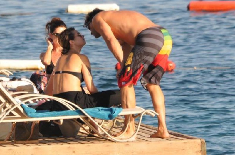 Ünlü çiftin romantik anları objektiflere takıldı 