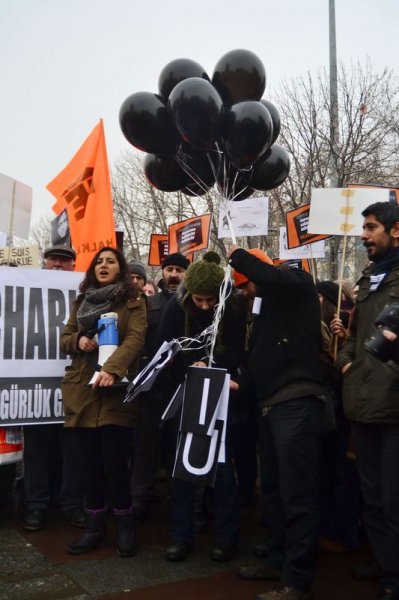 Paris'te binlerce kişi teröre karşı toplandı