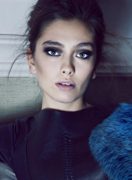 Fahriye Evcen'den Kara Sevda setine baskın