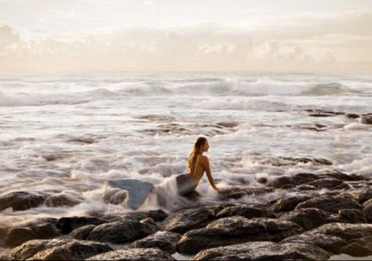 Hannah kendini deniz kızı sanıyor