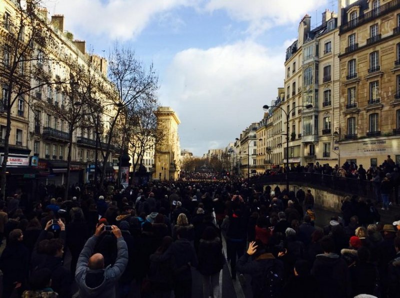 Paris'te binlerce kişi teröre karşı toplandı
