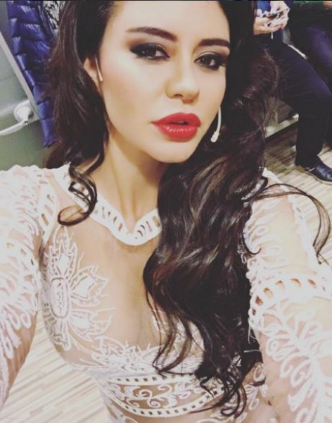 Ebru Polat kapak kızı oldu 