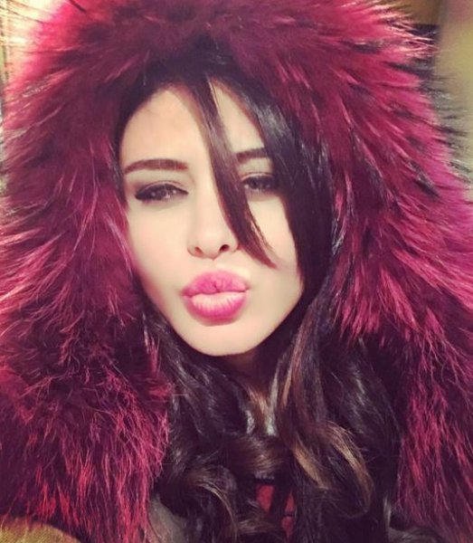 Ebru Polat kapak kızı oldu 