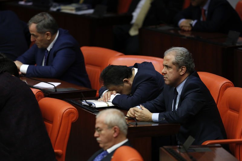 Yorgun düşen vekiller Meclis'te uyuyakaldı