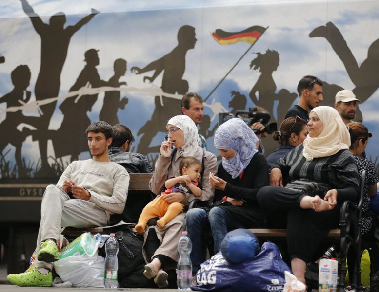 Macaristan'da mülteciler trenlere akın etti