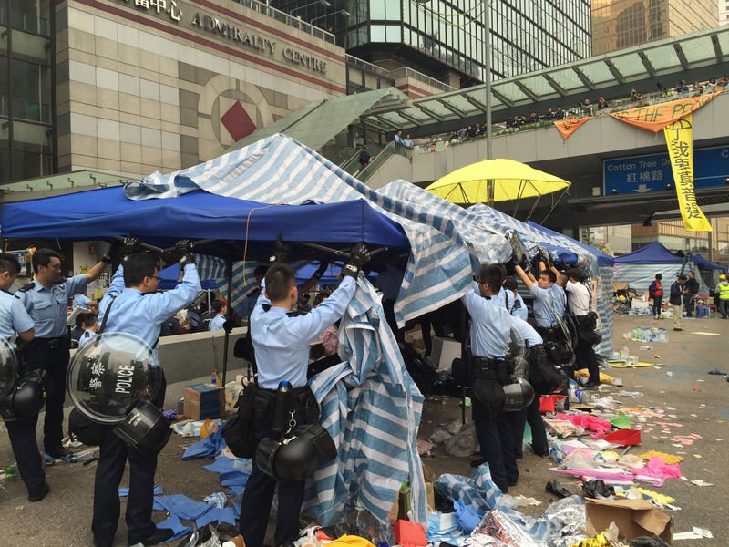 Hong Kong'da gösteri alanları boşaltıldı