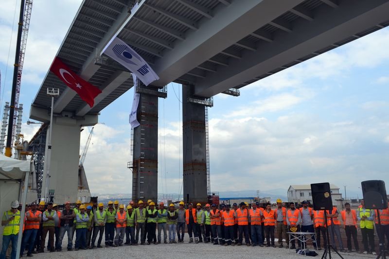 İzmit Körfez Geçiş Köprüsü'nün en ağır tabliyesi yerleştiriliyor