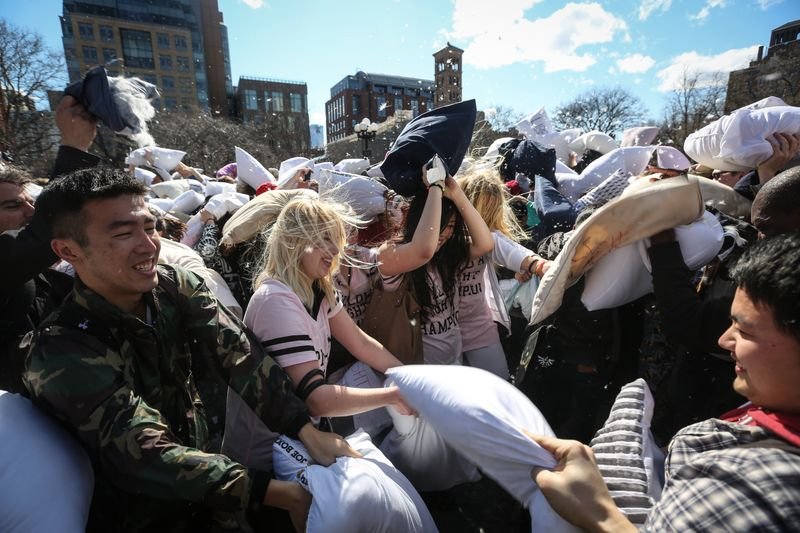 ABD'de Uluslararası Yastık Savaşı Günü kutlandı