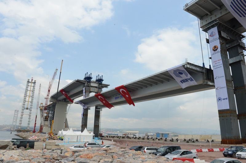 İzmit Körfez Geçiş Köprüsü'nün en ağır tabliyesi yerleştiriliyor