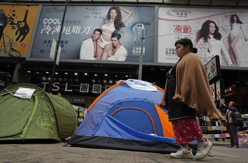 Hong Kong'da gösteri alanları boşaltıldı