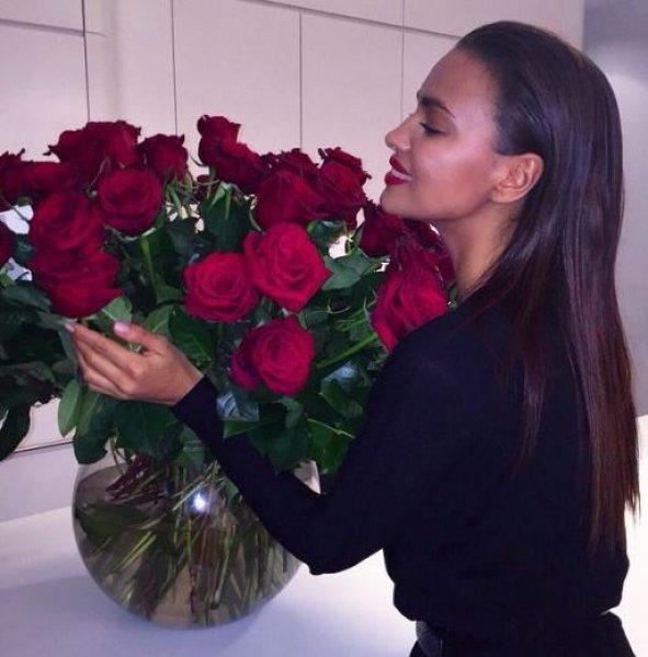 Irina Shayk şeffaf gelinlikle podyumda