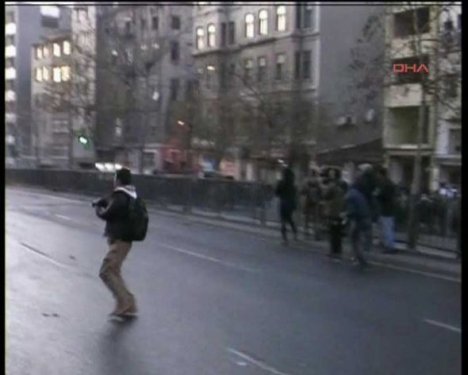 BDP'liler Taksim'i savaş alanına çevirdi