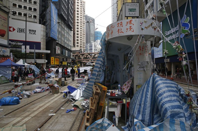 Hong Kong'da gösteri alanları boşaltıldı