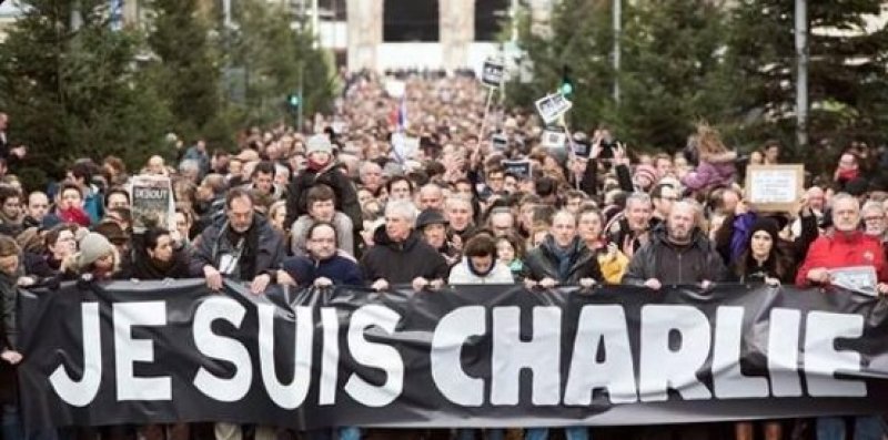 Paris'te binlerce kişi teröre karşı toplandı