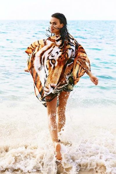 Irina Shayk şeffaf gelinlikle podyumda