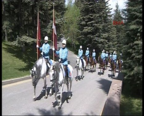Letonya Cumhurbaşkanı Köşk'te atlı birliklerle karşılandı