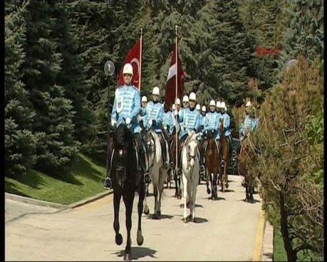 Letonya Cumhurbaşkanı Köşk'te atlı birliklerle karşılandı