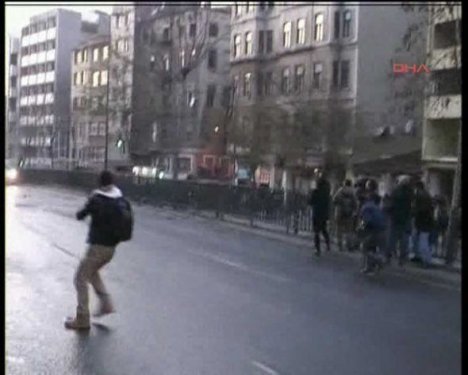 BDP'liler Taksim'i savaş alanına çevirdi