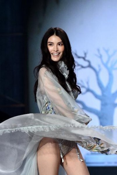 Victoria’s Secret melekleri nefesleri kesti