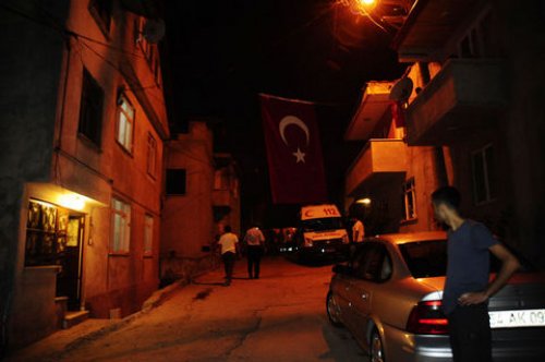 Şehit ailelerin evine ateş düştü