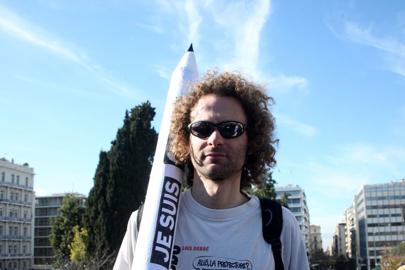 Paris'te binlerce kişi teröre karşı toplandı