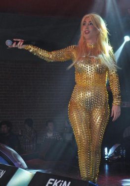 Hande Yener'in ilginç kıyafeti