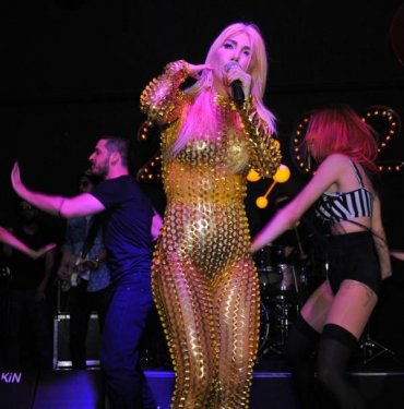 Hande Yener'in ilginç kıyafeti