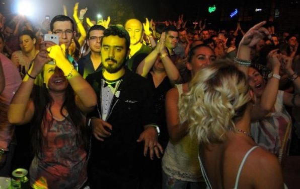 Hande Yener'in ilginç kıyafeti