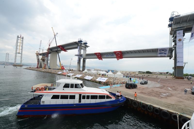 İzmit Körfez Geçiş Köprüsü'nün en ağır tabliyesi yerleştiriliyor