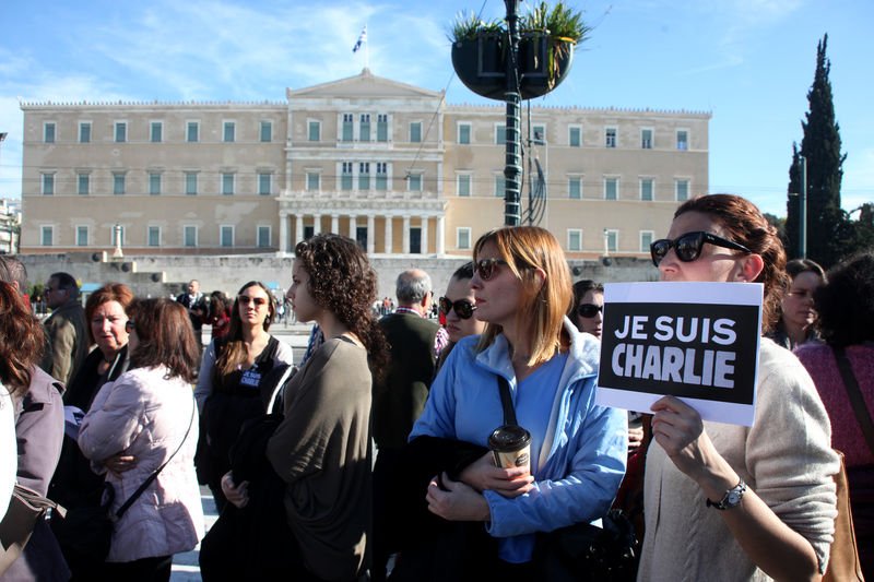 Paris'te binlerce kişi teröre karşı toplandı