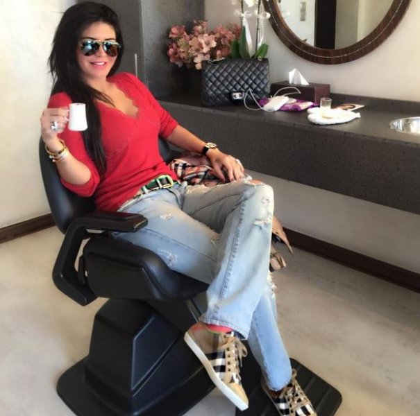 Ebru Polat kapak kızı oldu 