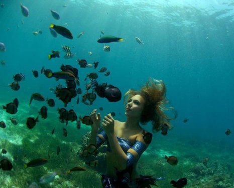 Hannah kendini deniz kızı sanıyor