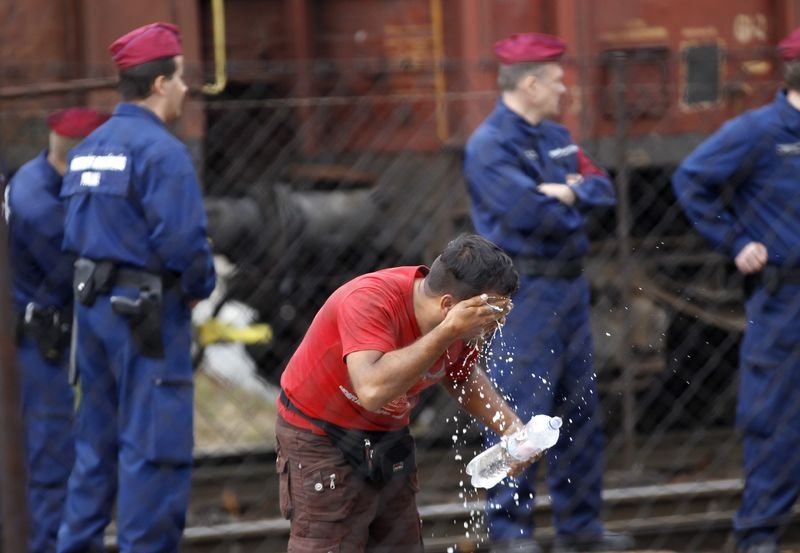 Macaristan'da mülteciler trenlere akın etti