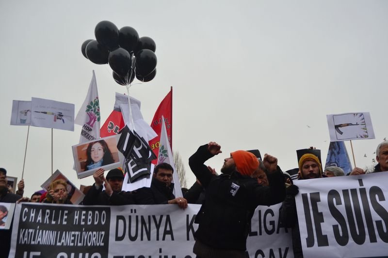 Paris'te binlerce kişi teröre karşı toplandı