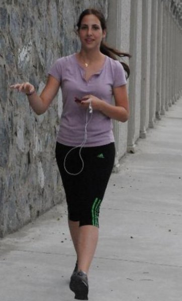 Zehra Çilingiroğlu yürüyüş arkadaşıyla kahvaltıda