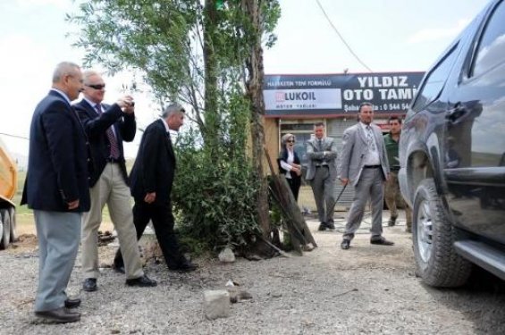 ABD Büyükelçisi Ricciardone'nin lastiği patladı