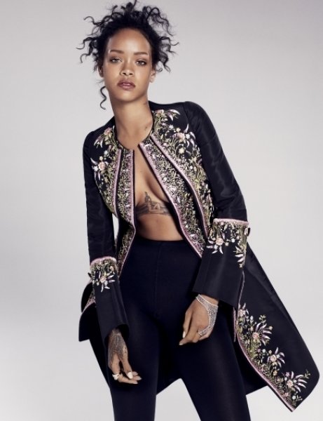 Rihanna Elle Dergisi için kamera karşısına geçti 