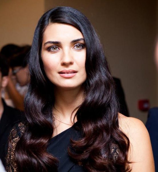 Tuba Büyüküstün çocuklarıyla okul yolunda