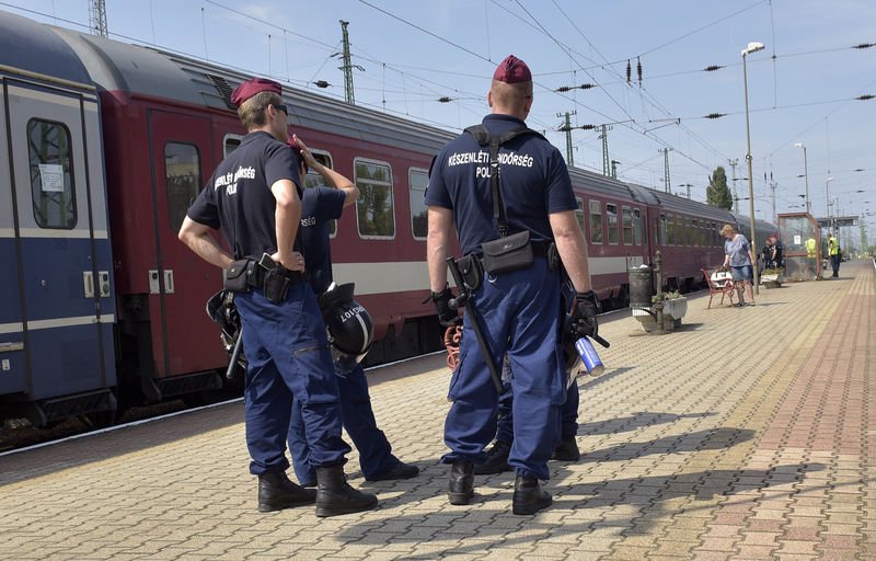 Macaristan'da mülteciler trenlere akın etti